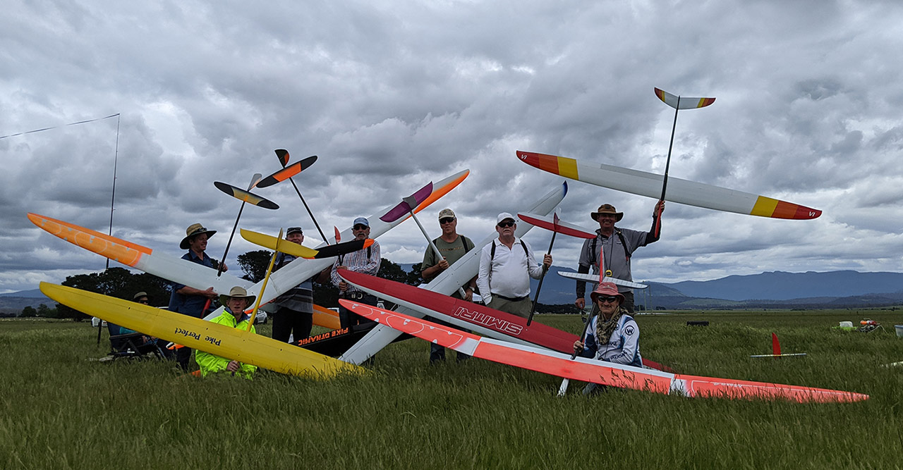 Tas. Open Thermal Champs. 2016 Piloit Group photo with gliders